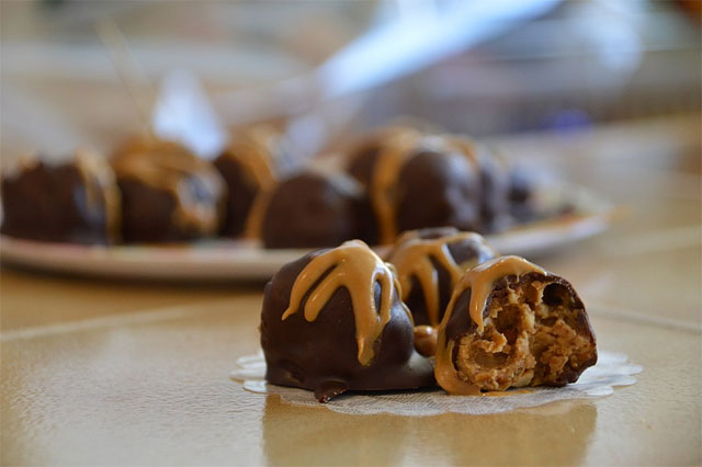 Европейские трюфели с начинкой из арахисового масла: https://upload.wikimedia.org/wikipedia/commons/thumb/3/37/Chocolate_truffles_with_peanut_butter_002.jpg/1024px-Chocolate_truffles_with_peanut_butter_002.jpg
